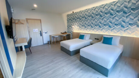 Standard Room Twin Bed ที่พัก จันทบุรี ราคาถูก เตียงคู่ บน หาดเจ้าหลาว